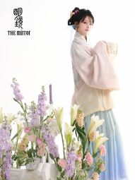 【桃梨地球】明镜华服 原创新款绣花圆领补服马面裙套装女-淘宝网 主图 004.jpg