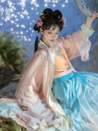 明镜华服【朔春】宋制汉服女春季宽袖刺绣长衫渐变百迭裙改良宋抹-淘宝网 主图 005.jpg