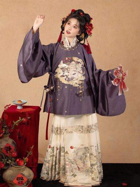 File:燕云织造【钱蛇贺岁】新年圆领补服对穿交马面毛球蛇明制汉服红女-淘宝网 主图 004.jpg