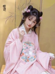 明鏡華服【玄月錦兔】 中秋限定 明制圓領刺繡花兔補漢服-淘寶網 主圖 001.jpg