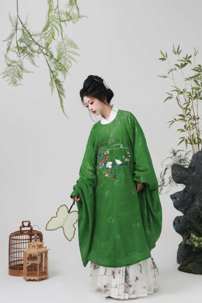 File:【山海明光】【鹤园】明制春季汉服绣花圆领大襟琵琶袖补服马面裙-淘宝网 主图 002.jpg