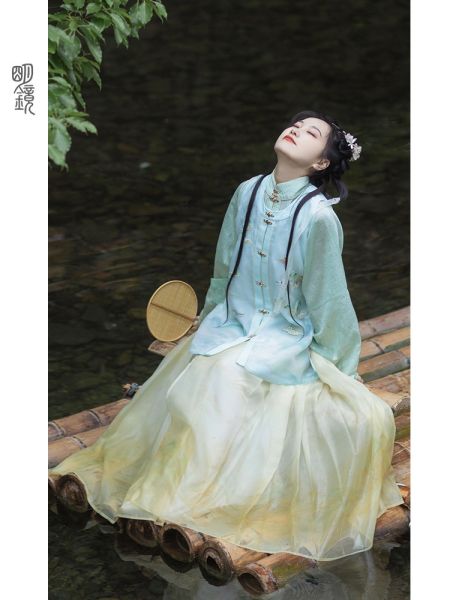 File:明镜华服【山水青烟】原创改良汉服女明制短比甲绿色渐变马面裙-淘宝网 主图 005.jpg