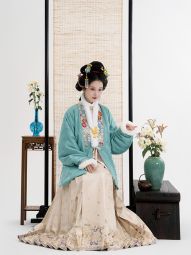 踏云馆汉服冬款真丝湖绫獭兔毛合领弓袋袖披袄马面裙套装 清魅-淘宝网 主图 003.jpg