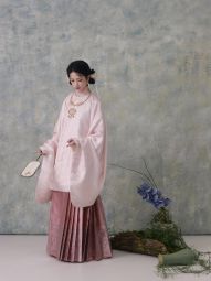 【上遥居】 山谷百合 明原创汉服秋冬蓝色缎圆领大襟渐变织银马面-淘宝网 主图 004.jpg