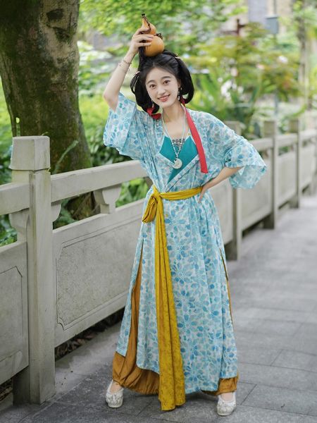 File:汀兰颂原创汉服【蓝涂涂】大放量唐圆领袍吊带灯笼裤腰带日常唐风-淘宝网 主图 001.jpg