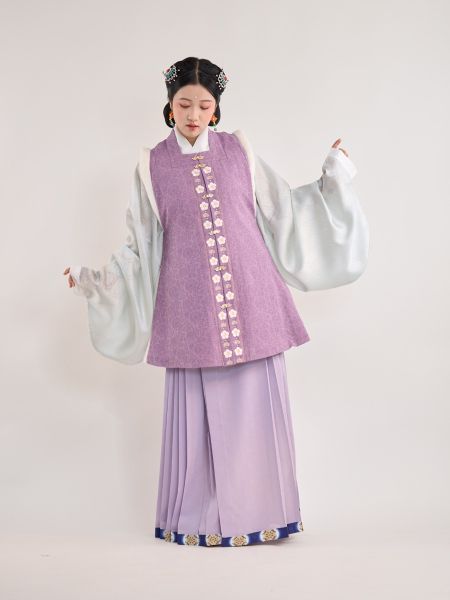 File:尘余馆|元梅2.0|明制复原圈毛方领比甲梅花刺绣中长棉提花汉服-淘宝网 主图 004.jpg