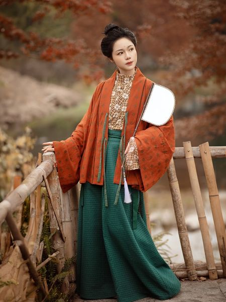 File:汀兰颂原创汉服【川辞】魏晋南北朝褶衣曲领中衣八破裙早春新年-淘宝网 主图 001.jpg