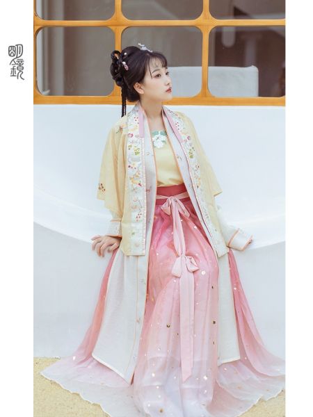 File:明镜华服【载秋光】原创改良汉服女宋制鹤袖对襟衫子烫金百迭裙-淘宝网 主图 001.jpg