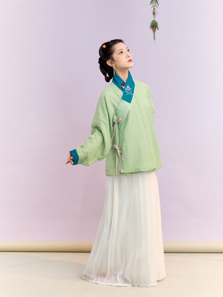 File:尘余馆|芳归燕|明初交领燕桃刺绣弓袋袖锦棉提花仿罗短款衫-淘宝网 主图 002.jpg