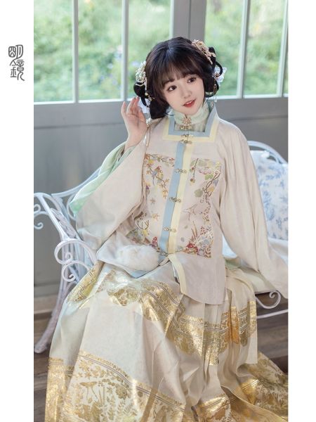 File:明镜华服【森林时光机】方领补织金马面裙原创明制汉服女-淘宝网 主图 003.jpg