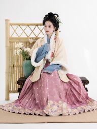 踏云馆汉服冬款真丝湖绫獭兔毛合领对交弓袋袖袄马面裙套装 芷柔-淘宝网 主图 003.jpg