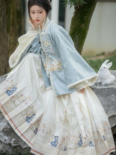 File:【特价不退不换】桂花兔 万袖明宋原创马面裙米白明制汉服4.5米摆-淘宝网 主图 002.jpg