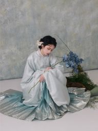 【上遥居】 山谷百合 明原创汉服秋冬蓝色缎圆领大襟渐变织银马面-淘宝网 主图 001.jpg