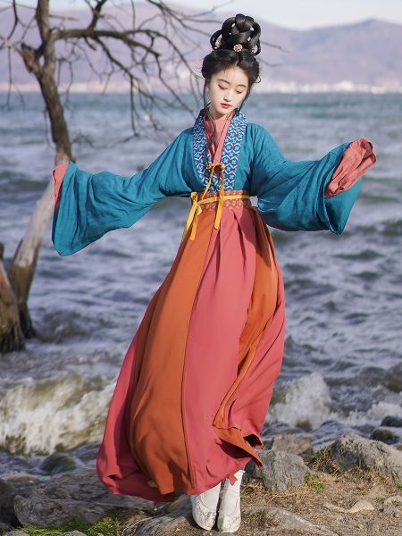 File:汀兰颂原创汉服【灼灼】魏晋风南北朝褶衣曲领八破裙早群日常穿搭-淘宝网 主图 001.jpg
