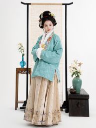 踏云馆汉服冬款真丝湖绫獭兔毛合领弓袋袖披袄马面裙套装 清魅-淘宝网 主图 004.jpg