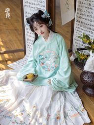 明镜华服【玄月锦兔】 中秋限定 明制圆领刺绣花兔补汉服-淘宝网 主图 004.jpg