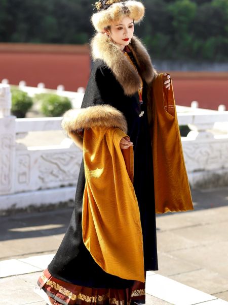 File:襦一坊丨忆金陵 明立领斜襟长衫销金香云纱马面裘衣秋冬汉服-淘宝网 主图 003.jpg