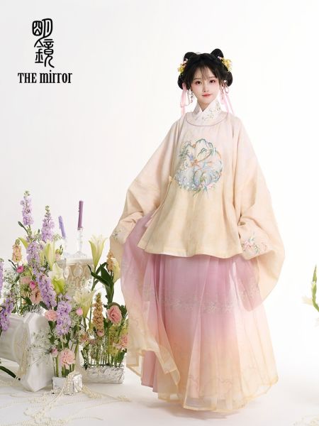 File:【桃梨地球】明镜华服 原创新款绣花圆领补服马面裙套装女-淘宝网 主图 003.jpg