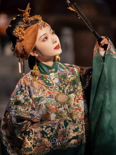 File:风间林【卧松云】原创明制汉服织金立领绿色大襟袄长袄云肩-淘宝网 主图 003.jpg