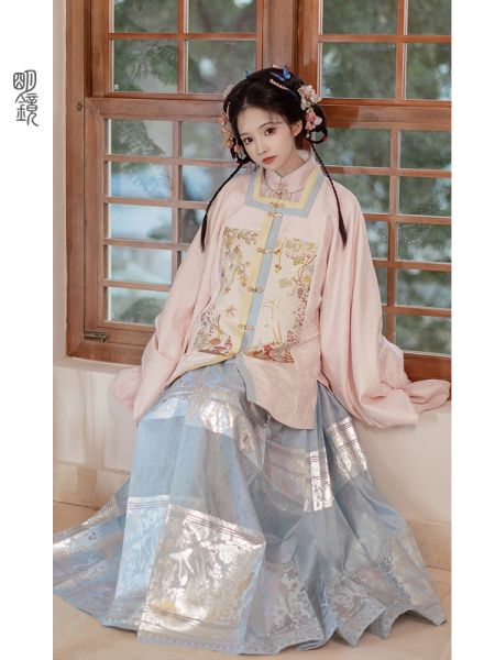 File:明镜华服【森林时光机】方领补织金马面裙原创明制汉服女-淘宝网 主图 006.jpg