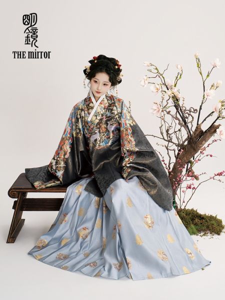 File:【灵鹿迎春】明镜华服 春季新款对襟衫马面裙套装高级感上衣女-淘宝网 主图 001.jpg