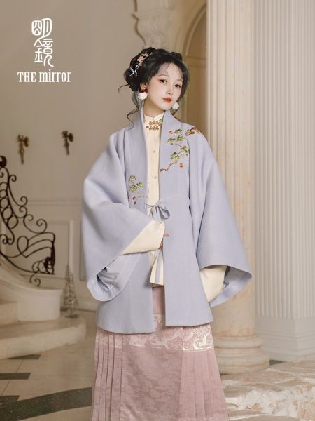 File:明镜华服【松柿连年】原创明制冬季汉服合领袄披袄马面裙套装-淘宝网 主图 005.jpg