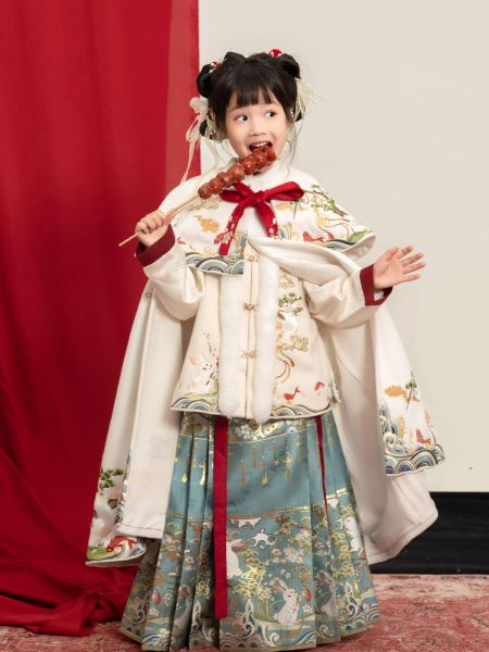 File:燕云织造【卯兔迎春】原创新年女童比甲斗篷马面汉服国风大典秀款-淘宝网 主图 004.jpg