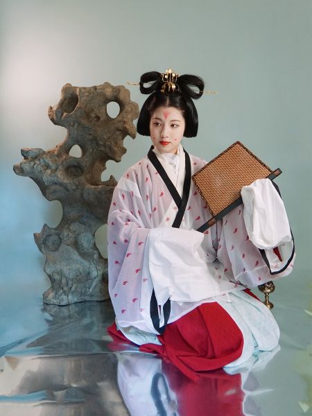 File:尘余馆|木兰曲|魏晋复原褶衣曲领襦衫直袖仿麻套装汉服晋襦-淘宝网 主图 004.jpg