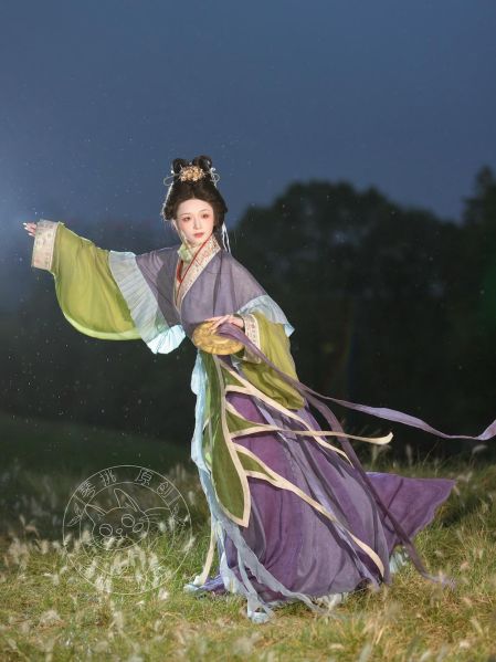 File:琴挑晋制【混元】复原垂胡袖晋襦荷叶边半臂神仙服-淘宝网 主图 003.jpg