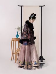 踏云馆汉服冬明制真丝宋锦对穿披袄狐狸毛马面套装 (柔嘉)-淘宝网 主图 002.jpg