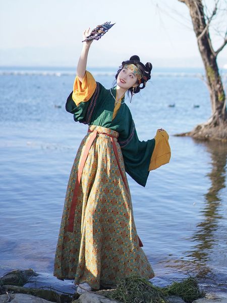 File:汀兰颂原创汉服【糖宝】魏晋风交领晋襦八破裙重瞳印花早春日常-淘宝网 主图 005.jpg