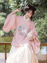 明镜华服【玄月锦兔】 中秋限定 明制圆领刺绣花兔补汉服-淘宝网 主图 002.jpg