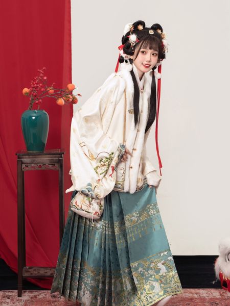 File:燕云织造【卯兔迎春】原创新年女冬比甲补服拜年汉服国风大典秀款-淘宝网 主图 005.jpg