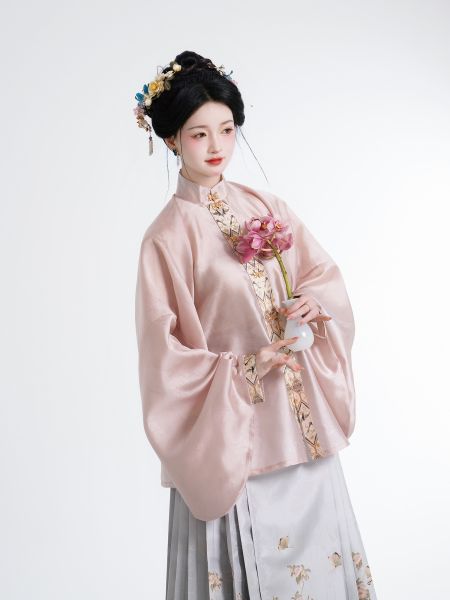 File:遇春 万袖明宋原创立领琵琶袖暗纹纱短衫提花缎马面裙明制汉服-淘宝网 主图 005.jpg