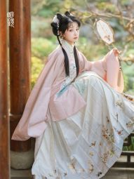 明镜华服【有狸猫】明制汉服女春季方领补琵琶袖刺绣 半袖补服-淘宝网 主图 003.jpg