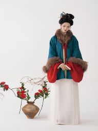 半生罗裳 笙歌 汉服女貉子毛仿昭君袄圆领短袄立领绣花琵琶袖-淘宝网 主图 001.jpg