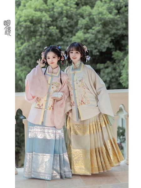 File:明镜华服【森林时光机】方领补织金马面裙原创明制汉服女-淘宝网 主图 004.jpg