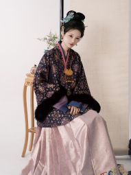 踏云馆汉服冬明制真丝宋锦对穿披袄狐狸毛马面套装 (柔嘉)-淘宝网 主图 003.jpg