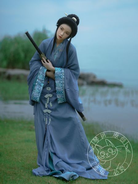 File:琴挑汉服【沧浪】战国袍直裾马山楚墓复原款-淘宝网 主图 004.jpg