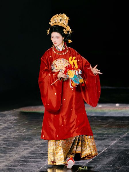 File:燕云织造【万里江山】龙盘金绣圆领补服对穿交马面裙汉服国风大典-淘宝网 主图 002.jpg