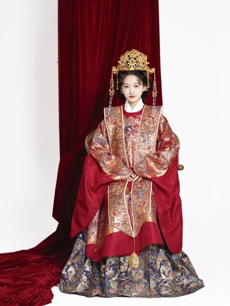 File:风间林-骊龙英英-明制国风圆领袍织金凤冠霞帔传统马面裙婚服汉服-淘宝网 主图 003.jpg